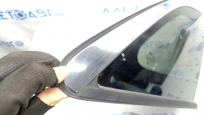 Крупный план хромированной окантовки форточки Kia Niro, видимые следы использования.