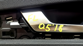 Обшивка дверей картка передня ліва Audi Q5 80A 18-20 чорна шкіра, підлокітник шкіра коричнева, з накладками, з ручкою, подряпини