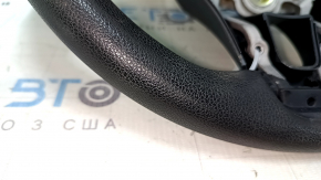 Показана текстура и состояние обивки руля, осмотр детали для Kia Niro