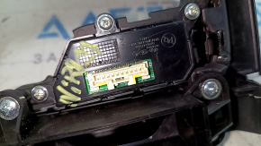 Детали крепления накладки центральной консоли Kia Niro с обозначениями и следами эксплуатации.