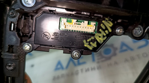 Крупный план задней стороны накладки центральной консоли Kia Niro с видимой маркировкой.