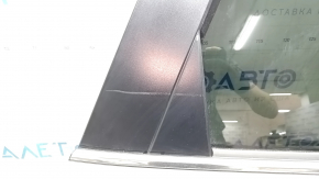 Царапина на молдинге задней правой двери Mazda CX-5, серебристый цвет.