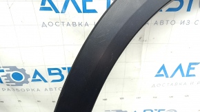 Крупный план накладки арки крыла передний правый Mazda CX-5, видимые царапины и следы износа.