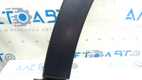 Ракурс внутренней стороны накладки арки крыла для Mazda CX-5 2022-2025, указание на сломанное крепление.