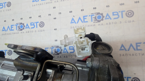 Деталь рулевой колонки с разъёмом, виден дефект на корпусе для Toyota Camry 2012-2014.