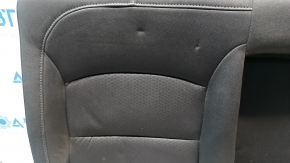 Крупный план спинки сидений Chevrolet Malibu, видимые вмятины на черной ткани, детали в состоянии Б/У.