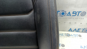 Крупный план повреждений на обшивке сидения Mazda CX-5, видно состояние материала.