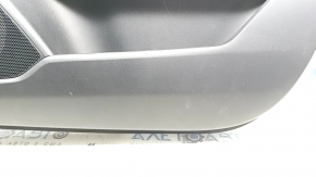 Обшивка двери карточка передняя правая Mazda CX-5 17-23 с черной вставкой кожа, подлокотник кожа черный, молдинг хром, с ручкой, царапины, потертость
