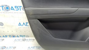 Крупный план обшивки двери передней левой Mazda CX-5, показывающий потертости.