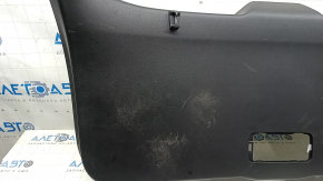 Детальный вид царапин на обшивке багажника Mazda CX-5, предполагающие использование.