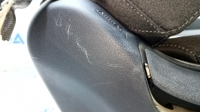 Детали повреждений на боковой обивке сиденья Hyundai Sonata: царапины на пластике.