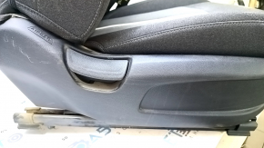 Боковая сторона пассажирского сиденья Hyundai Sonata с видимыми потертостями на пластиковой панели.