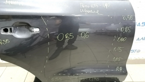 Вид наружной части задней двери правой Lincoln MKC, окрашена в графитовый цвет.