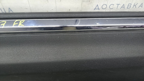 Фото детали накладки нижней правой двери Lincoln MKC, видно повреждения хромового покрытия.