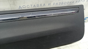 Накладка двери передней правой Lincoln MKC; деталь требует внимания к крепежу.