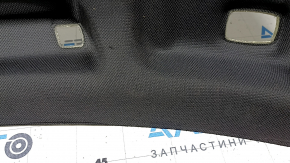 Крупный план отделки крыши BMW G30, на поверхности заметны признаки использования.