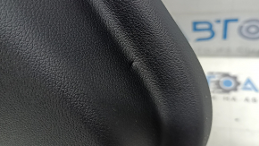 Крупный план кожи на подлокотнике задней двери BMW 5 G30, с повреждениями.