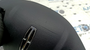Крупный план на царапины на поверхности руля Lincoln MKC, вид с боковой стороны.