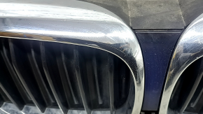 Угловой ракурс решетки BMW 5 G30 2017-2023, заметны следы использования