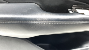 Крупный план подлокотника двери Lincoln MKC с небольшими потертостями.