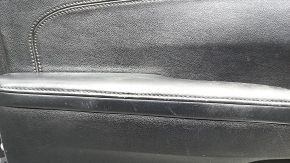 Крупный план подлокотника двери Toyota Avalon, видимые потертости