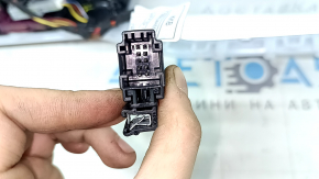 Разъем накладки передней панели BMW X5 G05 2019-2023, крупный план.