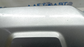 Детальный вид на верхнюю часть накладки губы бампера BMW X5 G05; мелкие дефекты.