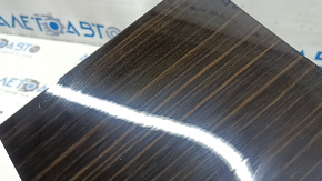 Текстура под дерево Fineline Stripe на накладке центральной консоли BMW X5 G05, имеются небольшие дефекты.