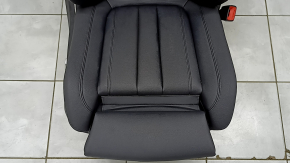 Крупный план обивки пассажирского сиденья BMW X5 G05, видны следы использования
