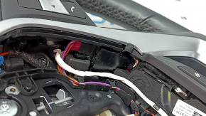 Внутренняя часть руля BMW X5 G05, демонстрирует проводку и блок управления