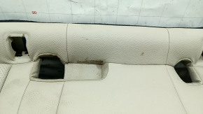 Деталь со следами эксплуатации на подушке заднего сидения Mercedes GLC, видно состояние материала