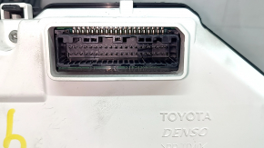 Крупный план разъема на задней стороне щитка приборов Toyota, отметка Denso на детали.