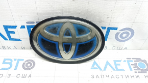 Эмблема решетки радиатора grill Toyota Camry v70 18-20 hybrid под радар, песок, потерто