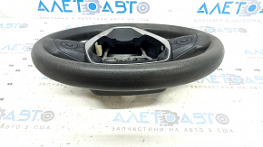 Крупный план рулевого колеса Toyota Camry 2018-2024, особенности кнопок и накладки.