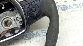 Фокус на левой стороне руля Toyota Camry, видны следы использования и потёртости.