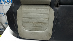 Крупный план серой вставки на сиденье заднего ряда Volkswagen Passat B7 2012-2015, видны следы износа.