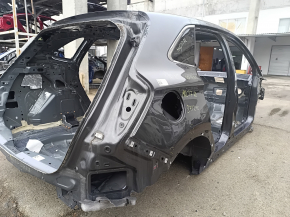 Вид на заднюю правую часть кузова Lincoln MKC, заметны повреждения от тычков на поверхности.