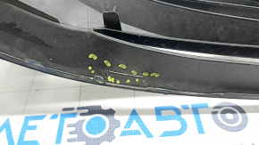 Решетка бампера от Toyota Camry 2018-2024, дефекты в виде тычков и вмятин выявлены при осмотре на крупном плане.