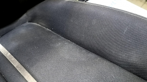Крупный план сиденья Dodge Dart 2013-2014 года, черная ткань, требует чистки.