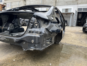 Четверть кузова BMW 5 G30, черная, в отличном состоянии, готова к установке 2017-23 годы выпуска; вид сбоку с характерными клеймами на поверхности.