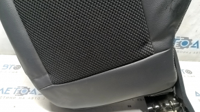 Крупный план повреждений на комбинированной обивке спинки сидения Jeep Compass 2011-2016.