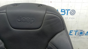 Крупный план на верхнюю часть обшивки сиденья Jeep Cherokee, вид с логотипом