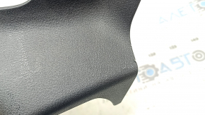 Крупным планом видна царапина на накладке задней стойки Mazda CX-50 2023-2026.
