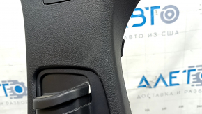 Крупный план накладки центральной стойки с замком для Mazda CX-50.
