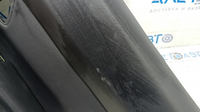 Крупный план потертости на обшивке задней правой двери Mazda CX-50 23-26.