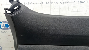 Крупный план повреждений на обшивке двери багажника Mazda CX-50, царапины на черной поверхности.