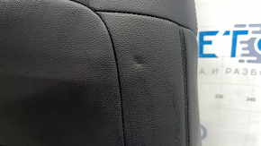 Дефект на обшивке спинки водительского сиденья Mazda CX-50 2023-2026, замятие