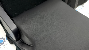 Крупный план замятия на кожзаменителе спинки сиденья Mazda CX-50.