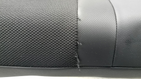 Дефект шва на подушке заднего сиденья Mazda CX-50 2023, вид сбоку, заметная потертость.