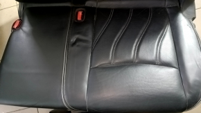 Крупный план сиденья Infiniti JX35/QX60 с видимым износом и царапинами.